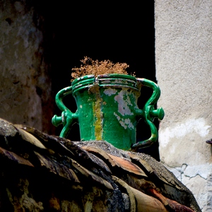 Pot de fleur en émail vert sur un mur recouvert de tuiles - France  - collection de photos clin d'oeil, catégorie clindoeil